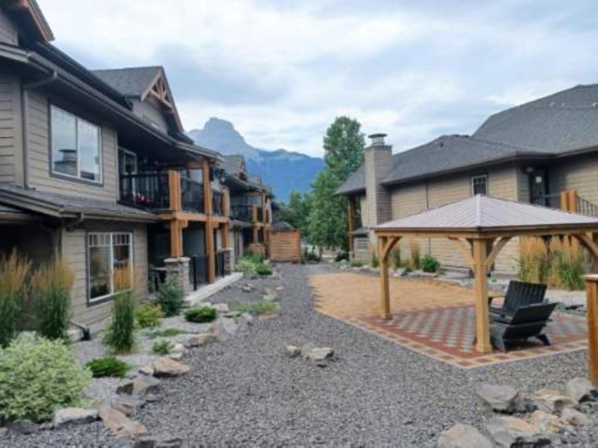 Rocky Mountain Getaway Apartment แคนมอร์ ภายนอก รูปภาพ