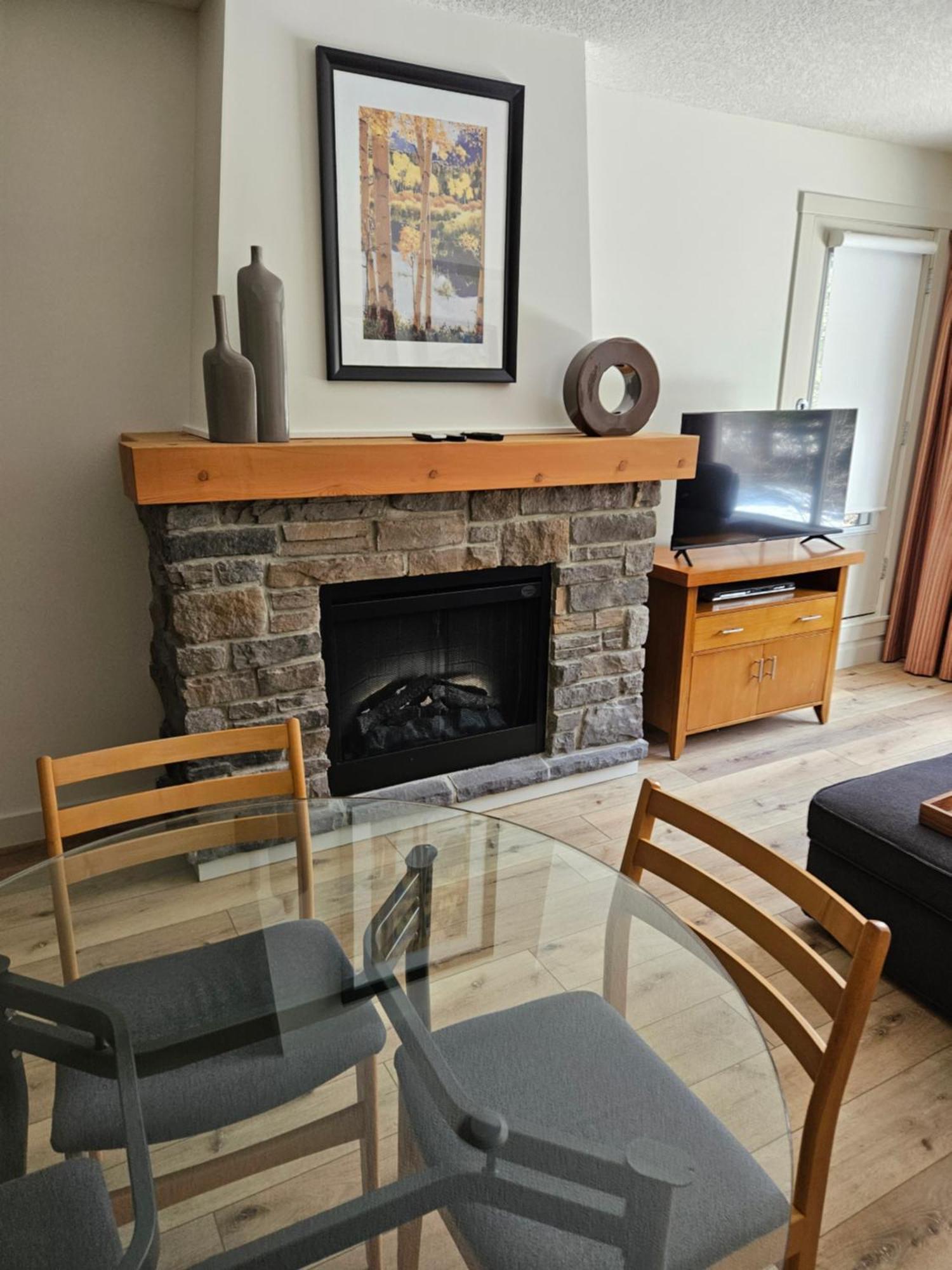 Rocky Mountain Getaway Apartment แคนมอร์ ภายนอก รูปภาพ