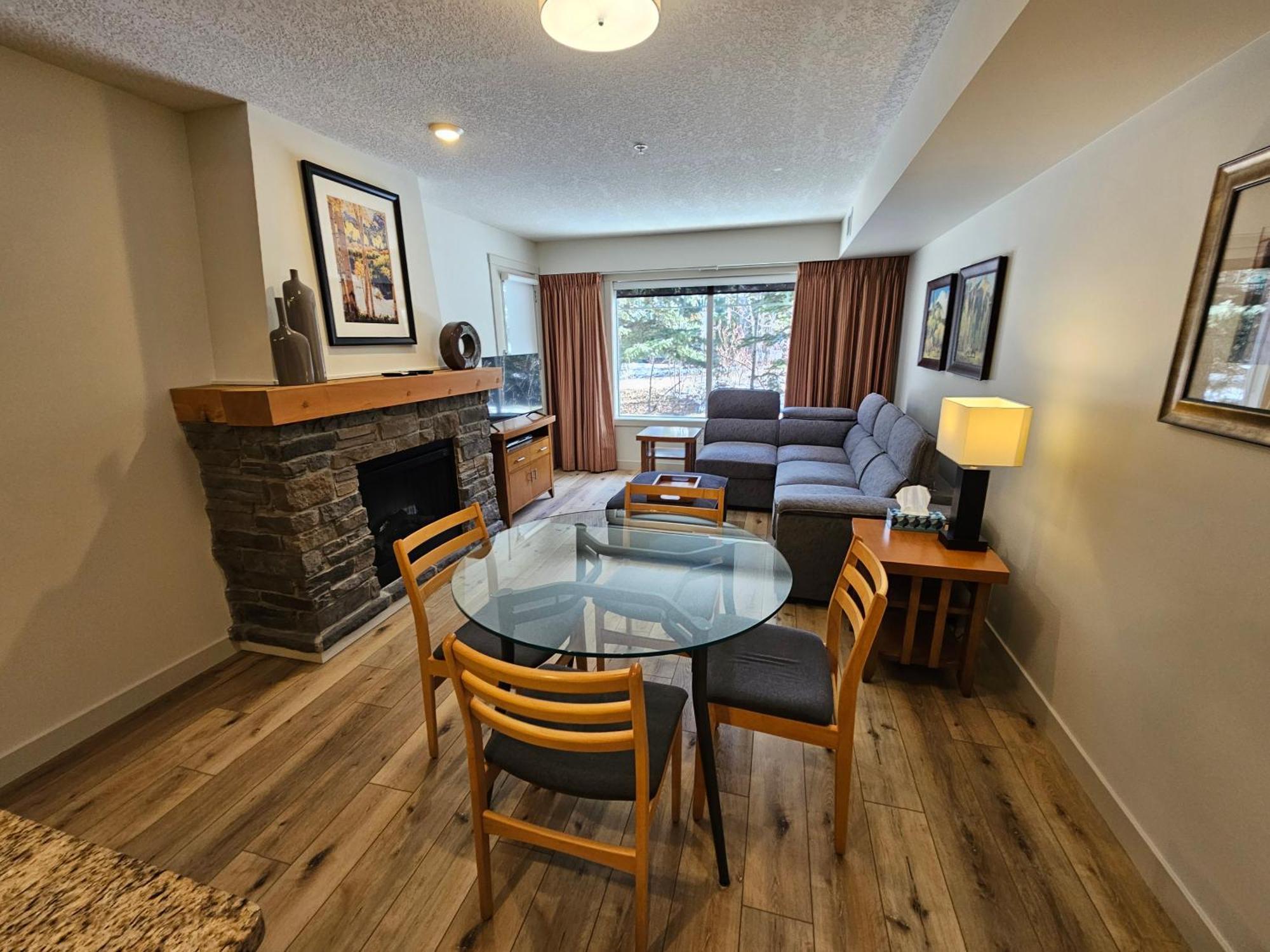 Rocky Mountain Getaway Apartment แคนมอร์ ภายนอก รูปภาพ