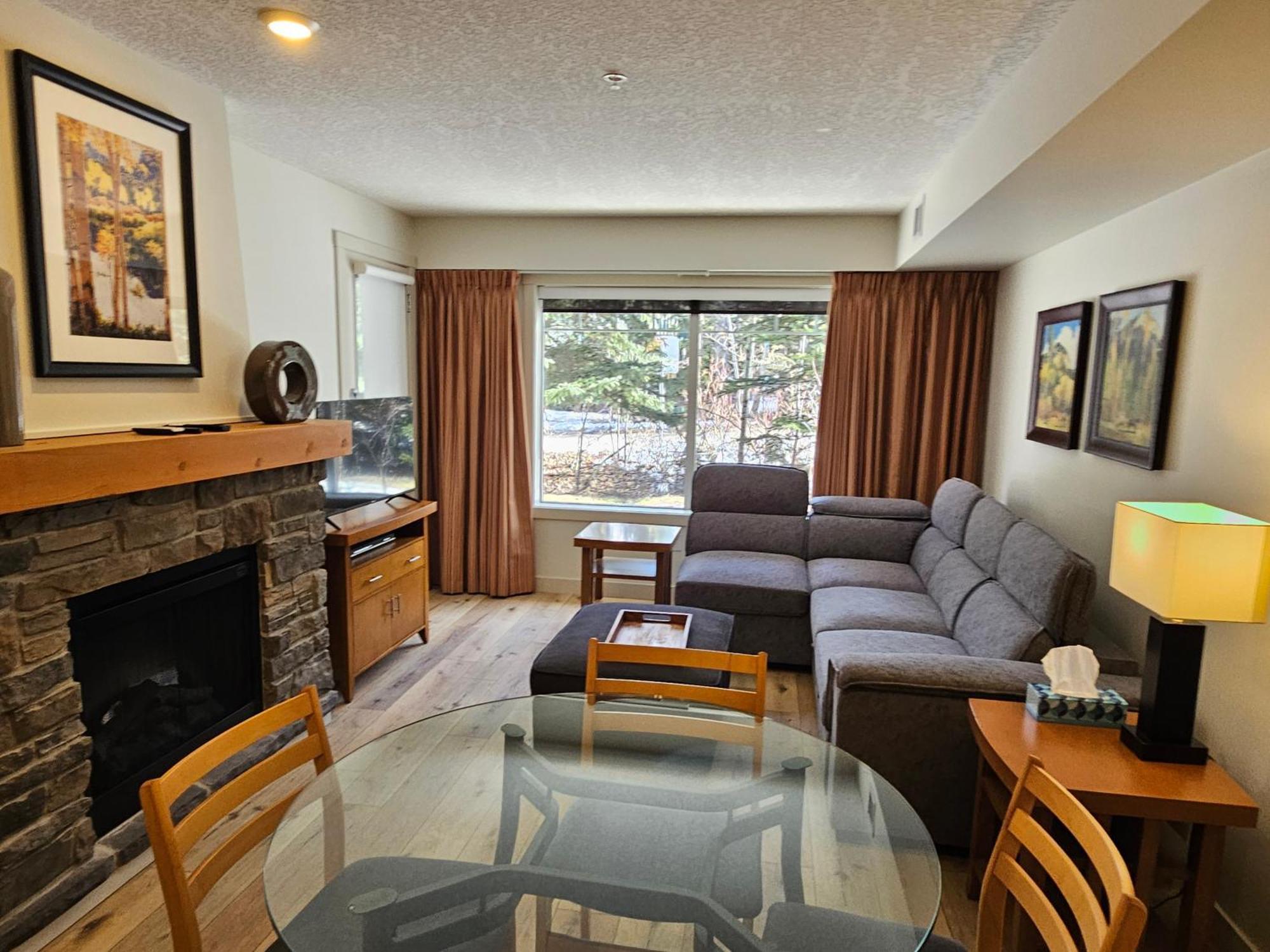 Rocky Mountain Getaway Apartment แคนมอร์ ภายนอก รูปภาพ