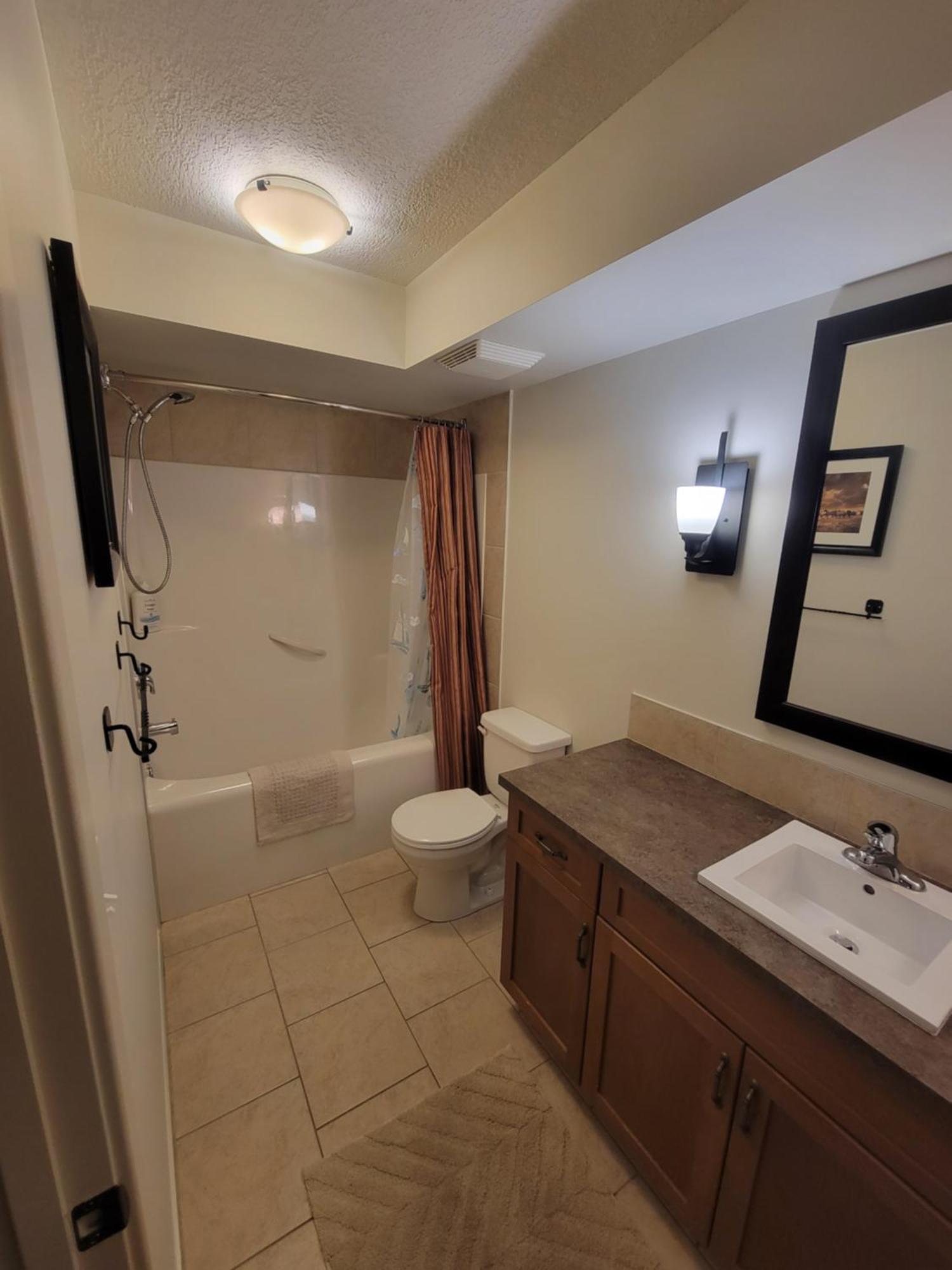 Rocky Mountain Getaway Apartment แคนมอร์ ภายนอก รูปภาพ