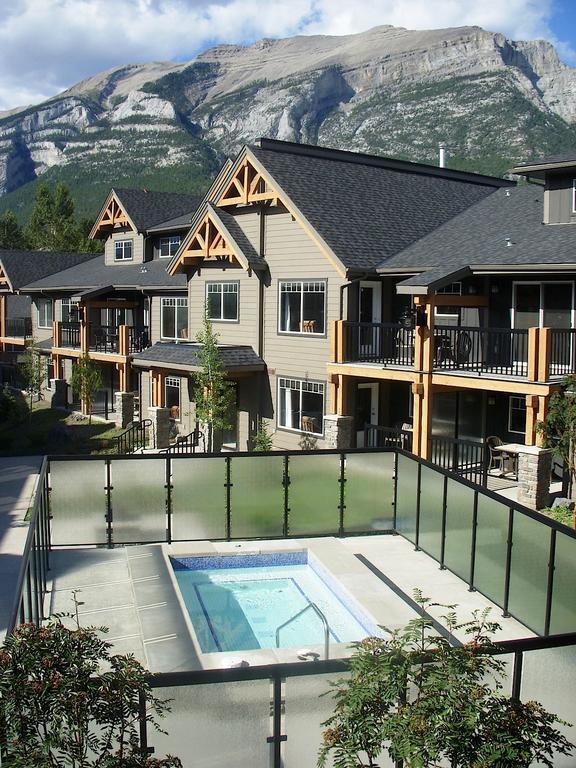 Rocky Mountain Getaway Apartment แคนมอร์ ภายนอก รูปภาพ