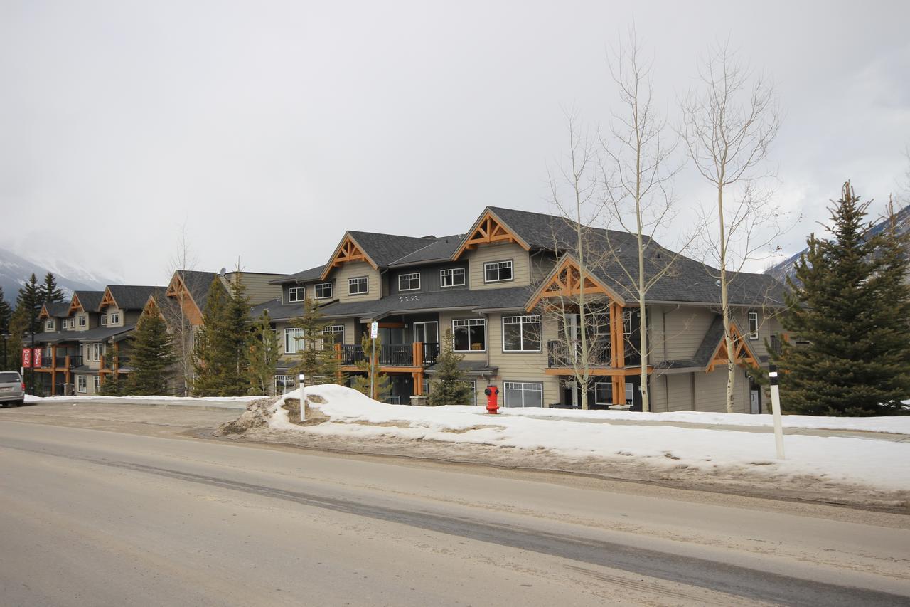 Rocky Mountain Getaway Apartment แคนมอร์ ภายนอก รูปภาพ